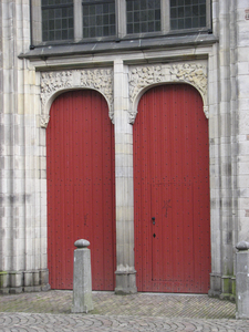 902989 Gezicht op de dubbele entree van de Buurkerk (Museum Speelklok, Buurkerkhof) te Utrecht. In opzet was dit een ...